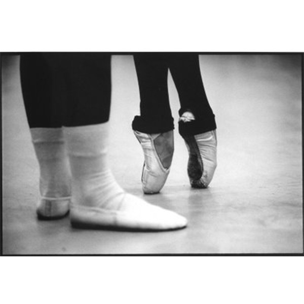 ballerina feet in pointe shoes